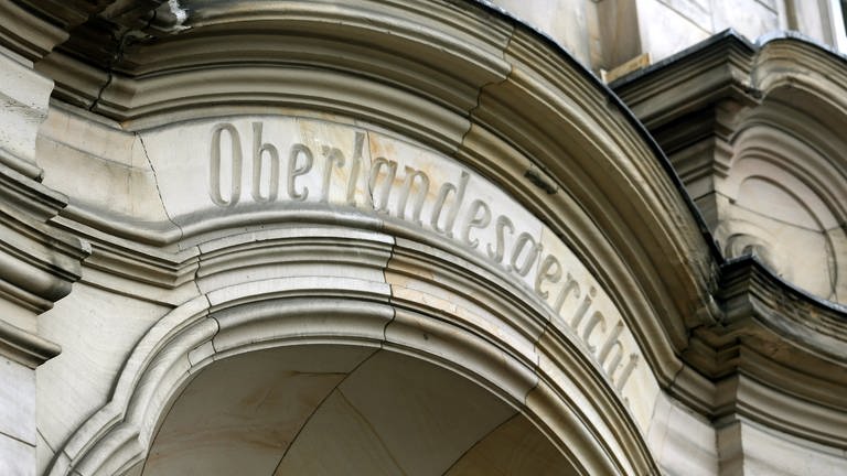 Das Wort "Oberlandesgericht" ist im Eingangsbereich des Oberlandesgerichts in Düsseldorf (Nordrhein-Westfalen) in Stein gemeißelt.  (Foto: picture-alliance / Reportdienste, Picture Alliance)